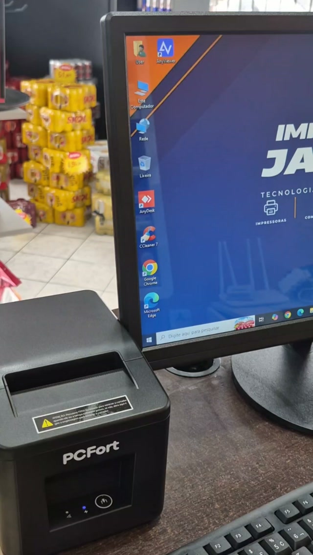 Computador e impressora de cupom instalados no cliente.